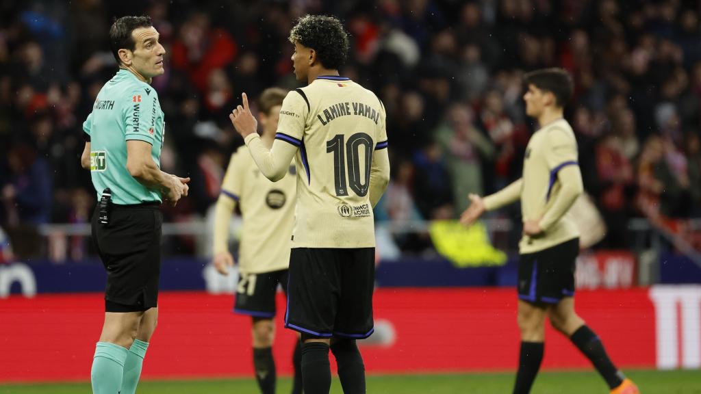 Lamine Yamal protesta a l'àrbitre Juan Martínez a l'Atlético de Madrid-Barça