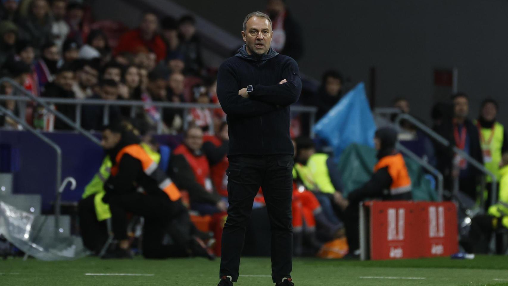 Hansi Flick da instrucciones desde la banda en el Atlético de Madrid-Barça de la Copa del Rey