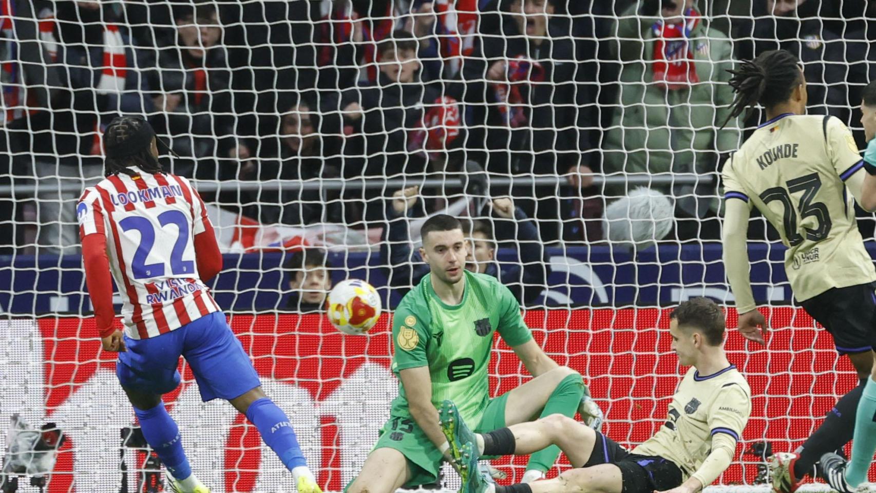 Joan García encaja un gol en el Atlético de Madrid-Barça de la Copa del Rey