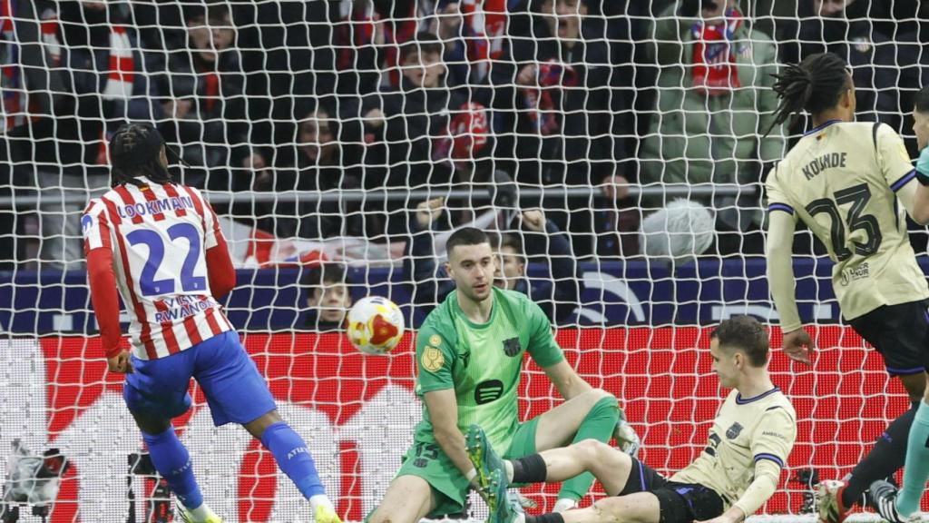 Joan García encaja un gol en el Atlético de Madrid-Barça de la Copa del Rey