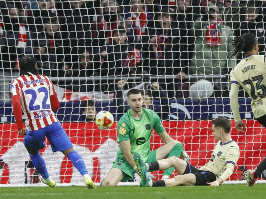 Joan García encaja un gol en el Atlético de Madrid-Barça de la Copa del Rey