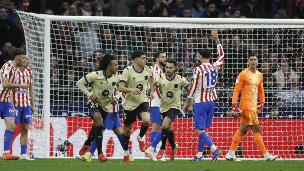Pau Cubarsí celebra su gol en el Atlético de Madrid-Barça antes de la revisión del VAR