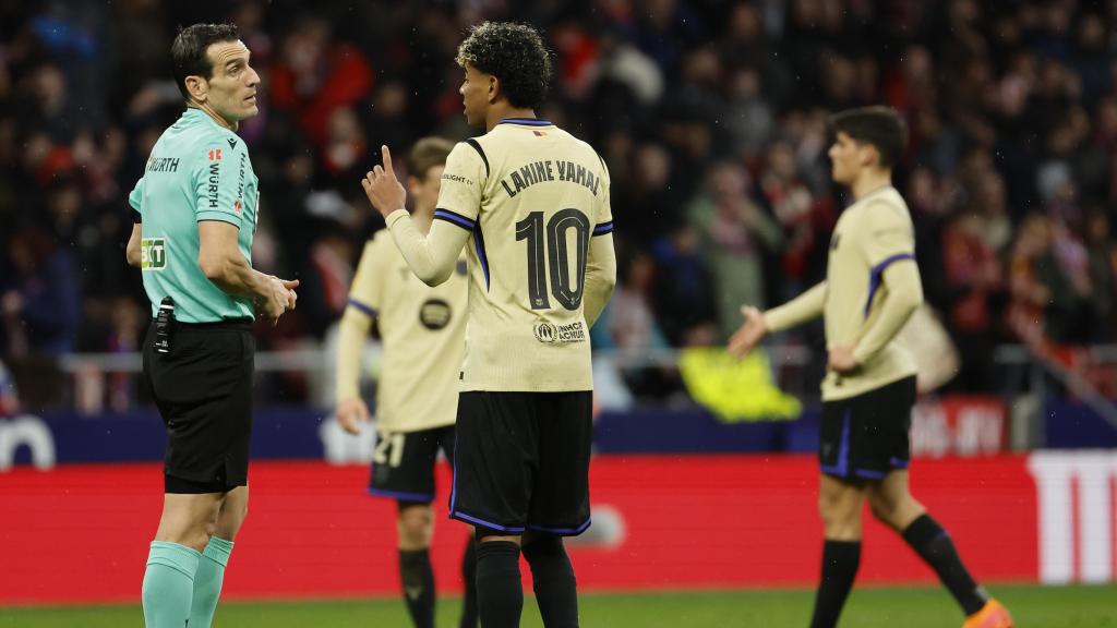 Lamine Yamal protesta al árbitro Juan Martínez en el Atlético de Madrid-Barça