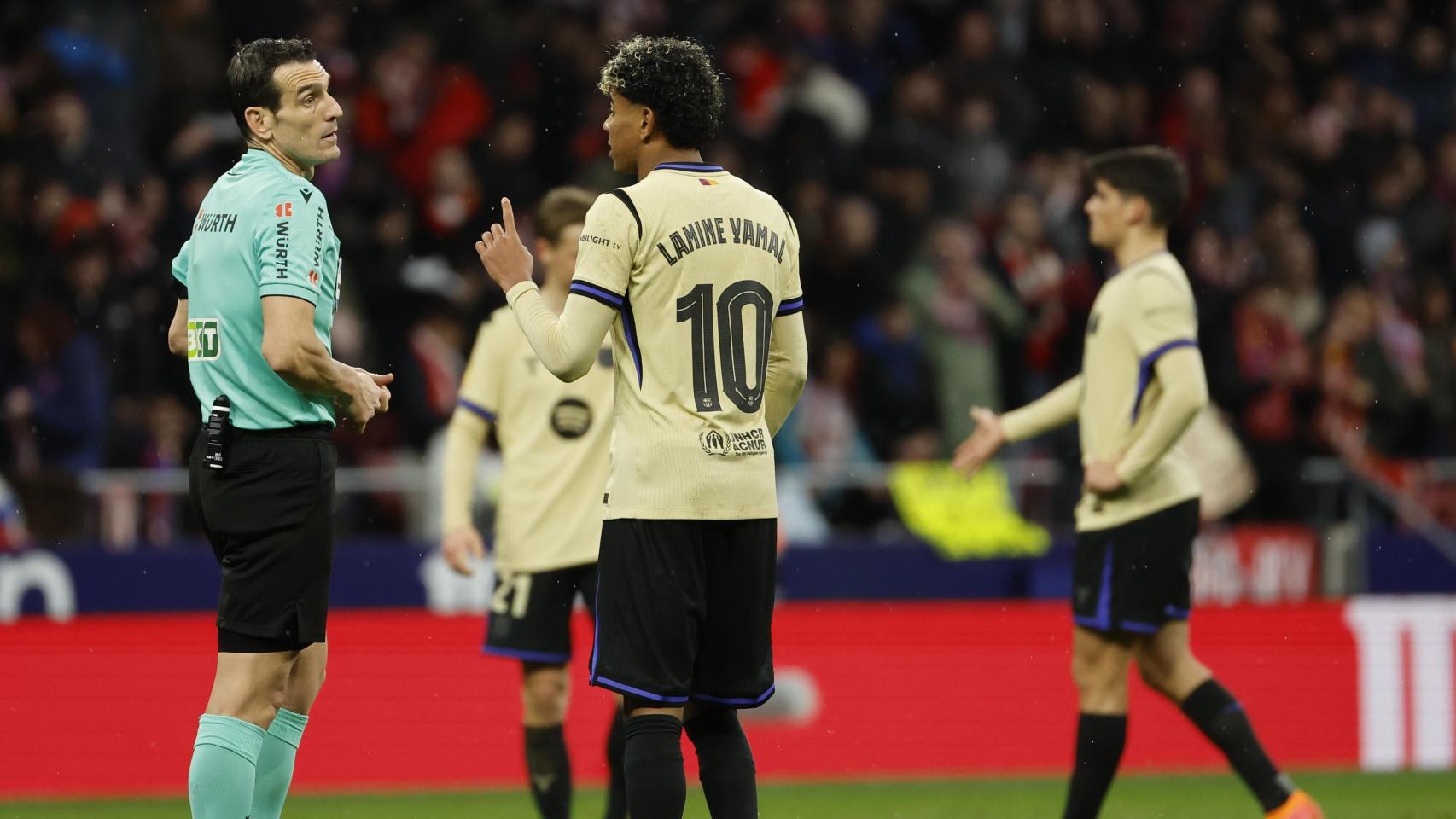 Lamine Yamal protesta al árbitro Juan Martínez en el Atlético de Madrid-Barça