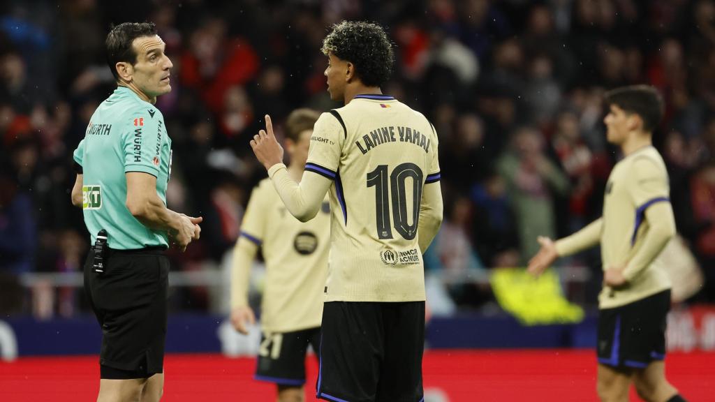 Lamine Yamal protesta al árbitro Juan Martínez en el Atlético de Madrid-Barça