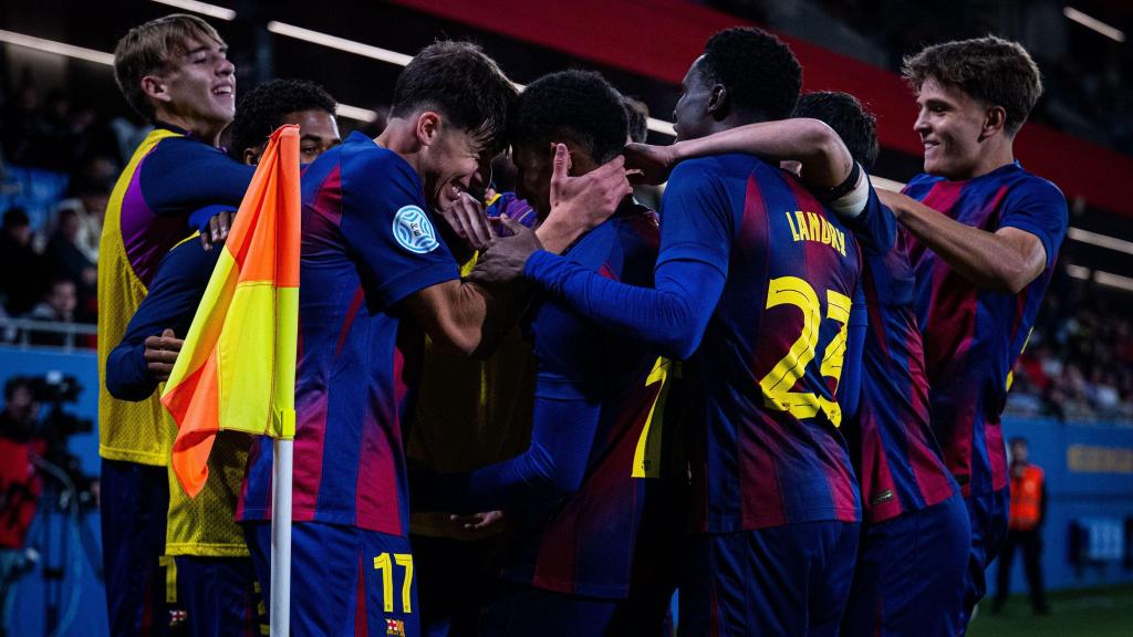 Los jugadores del Barça B celebran un gol contra el Torrent CF