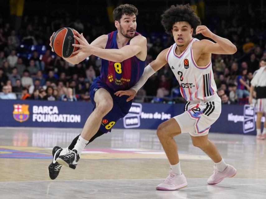 Darío Brizuela intenta desfer-se del seu defensor en el Barça de bàsquet-Paris Basketball de l'Eurolliga