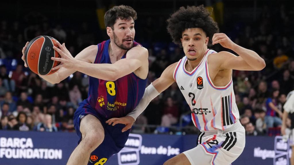 Darío Brizuela intenta desfer-se del seu defensor en el Barça de bàsquet-Paris Basketball de l'Eurolliga