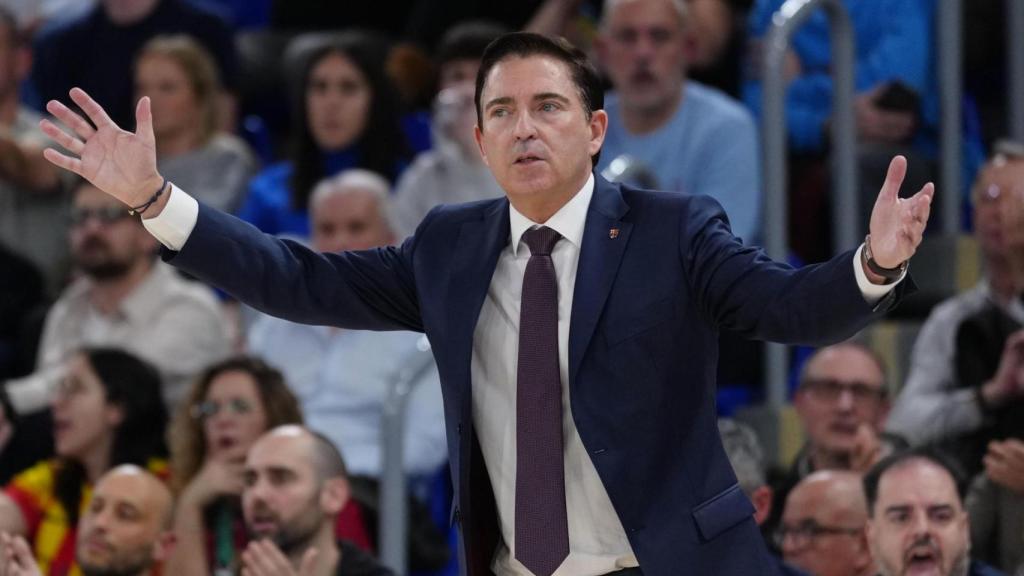 Xavi Pascual obre els braços en el Barça de bàsquet-Paris Basketball de l'Eurolliga