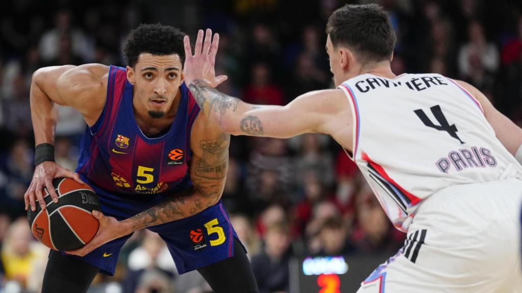Miles Norris agafa la pilota en el Barça de bàsquet-Paris Basketball de l'Eurolliga