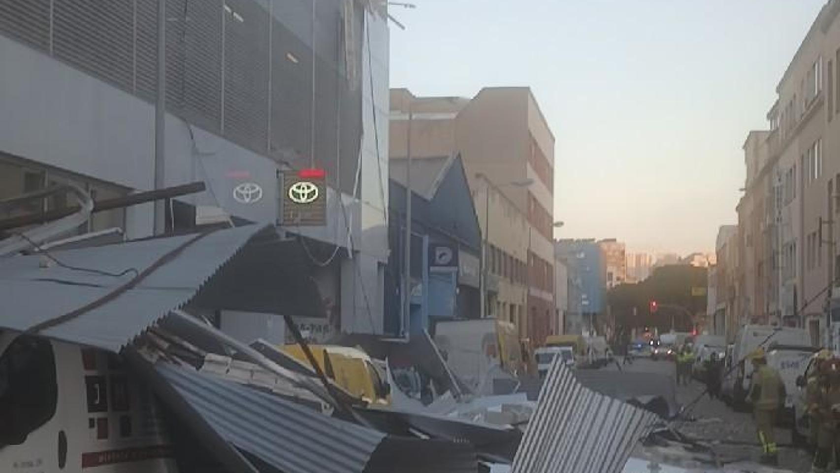 Un muro derribado por el viento