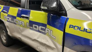 Imagen del coche policial que ha sido embestido