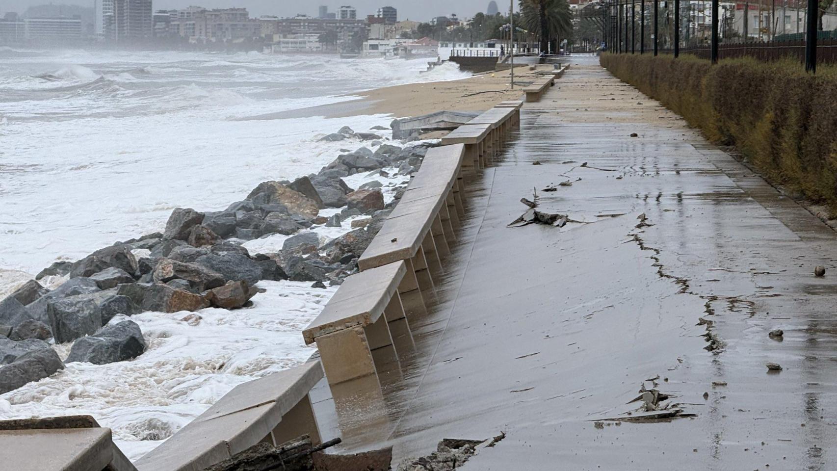 Parte destrozada del paseo marítimo de Badalona / Tot Badalona