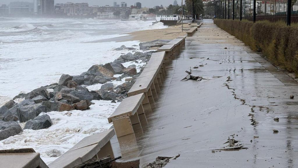Parte destrozada del paseo marítimo de Badalona / Tot Badalona