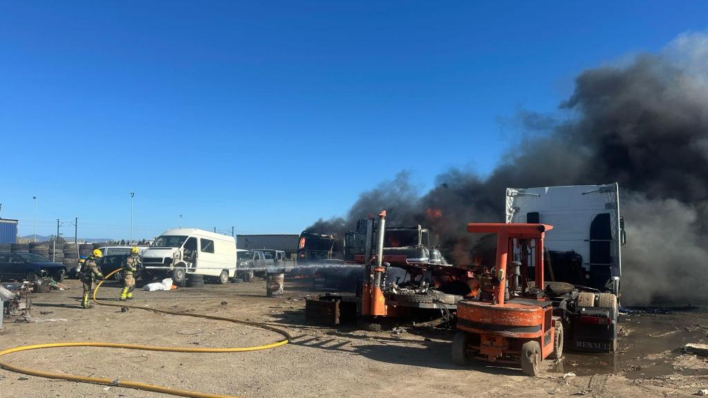 Los bomberos trabajando por apagar el fuego en Reus