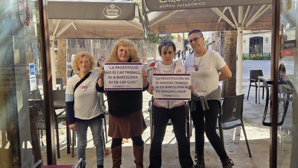 Les dones de la plataforma Catalunya Abolicionista (CATAB) a l'acte organitzat al Raval aquest dijous
