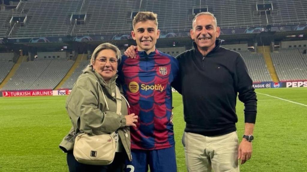 Fermín López con sus padres / Facebook