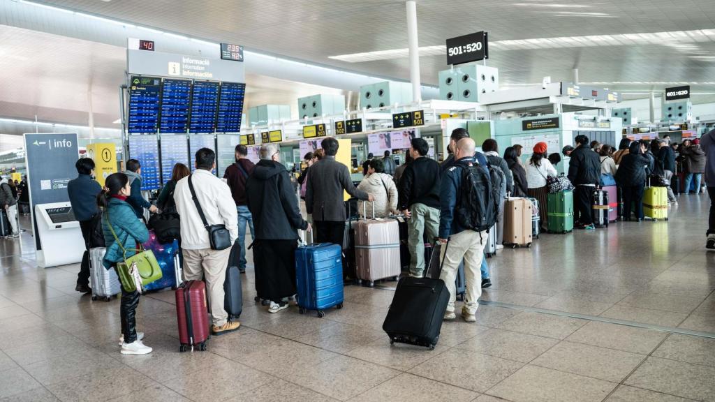 Las pantallas de los vuelos que salían del aeropuerto de Barcelona este jueves, 12 de febrero