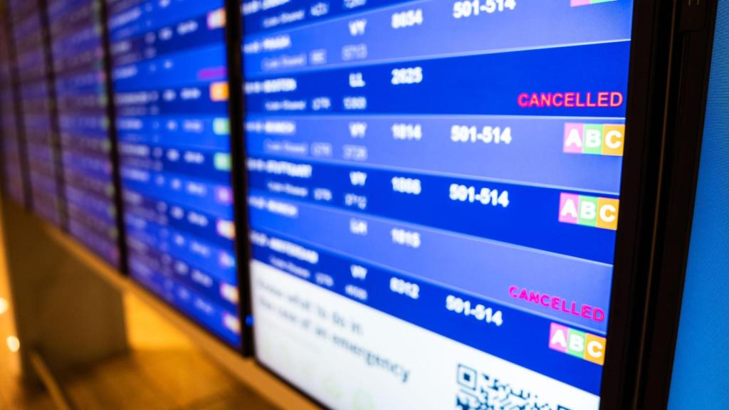 Las pantallas de los vuelos que salían del aeropuerto de Barcelona este jueves, 12 de febrero