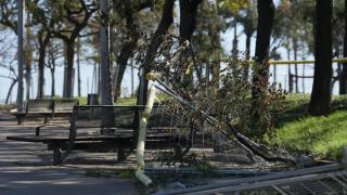 Valla caída por el viento en Barcelona