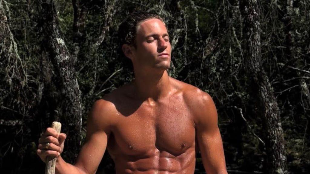 Marcos Llorente tomando el sol sin crema solar