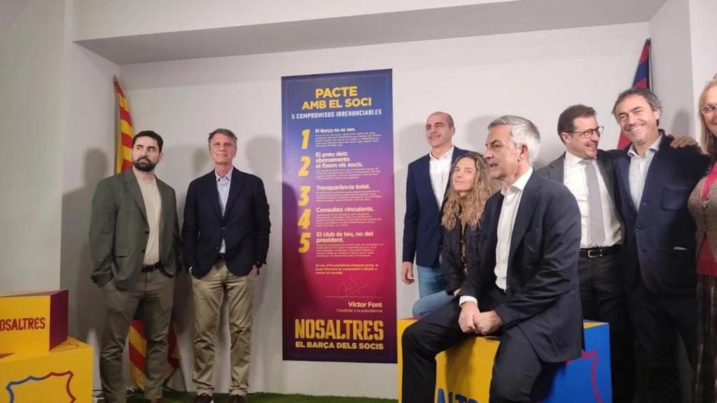 Víctor Font posa con su equipo en la sede electoral de 'Nosaltres'