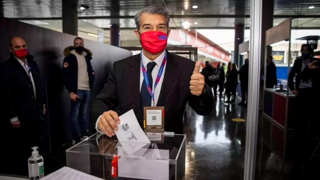 Joan Laporta vota en las elecciones presidenciales del Barça en 2021