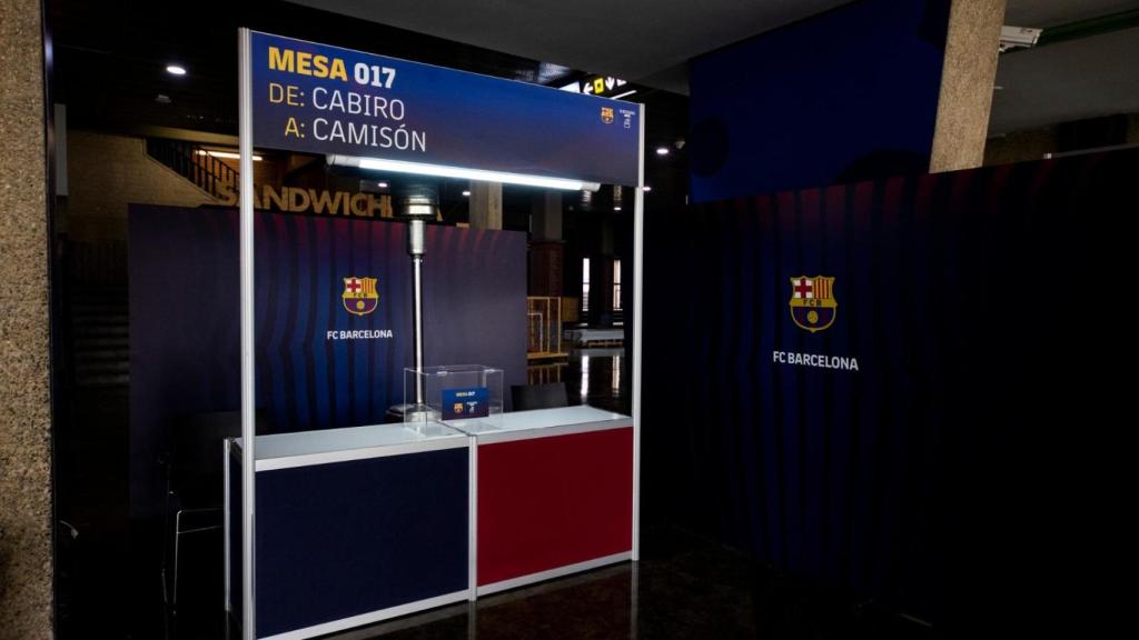 Una sede de votación en las elecciones presidenciales del Barça de 2021