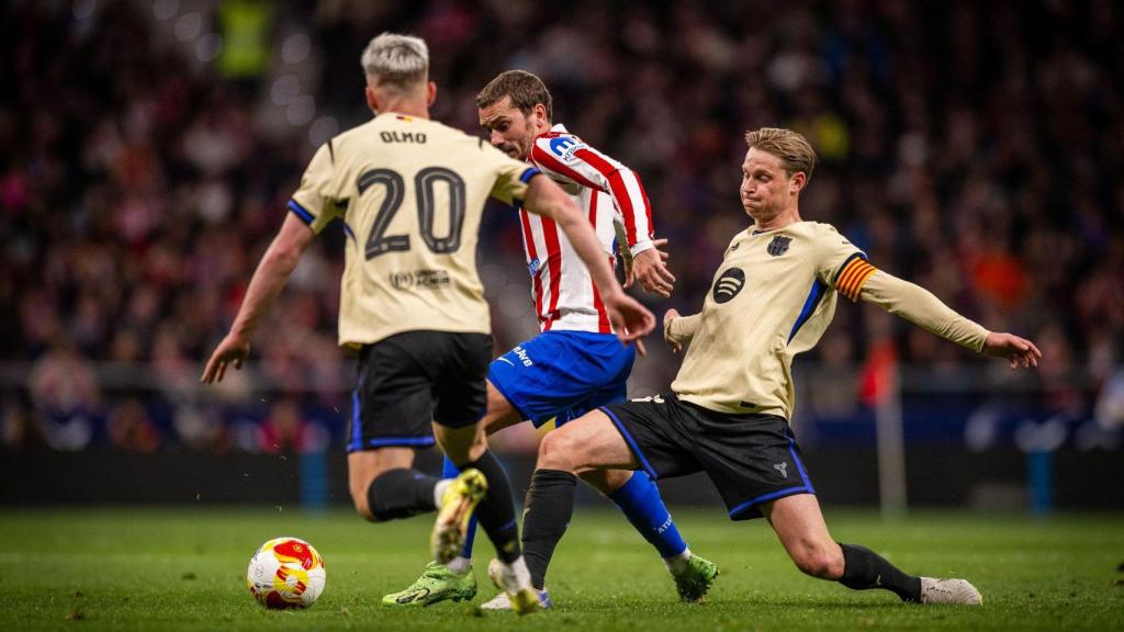 Frenkie de Jong fa una entrada a Antoine Griezmann a l'Atlètic de Madrid-Barça