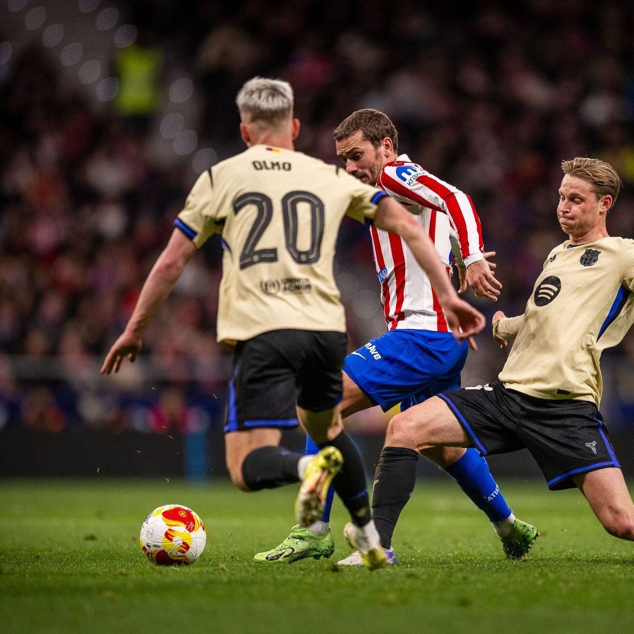 Frenkie de Jong fa una entrada a Antoine Griezmann a l'Atlètic de Madrid-Barça