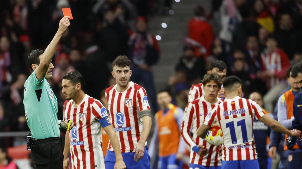 Martínez Munuera mostra la targeta vermella a Éric García