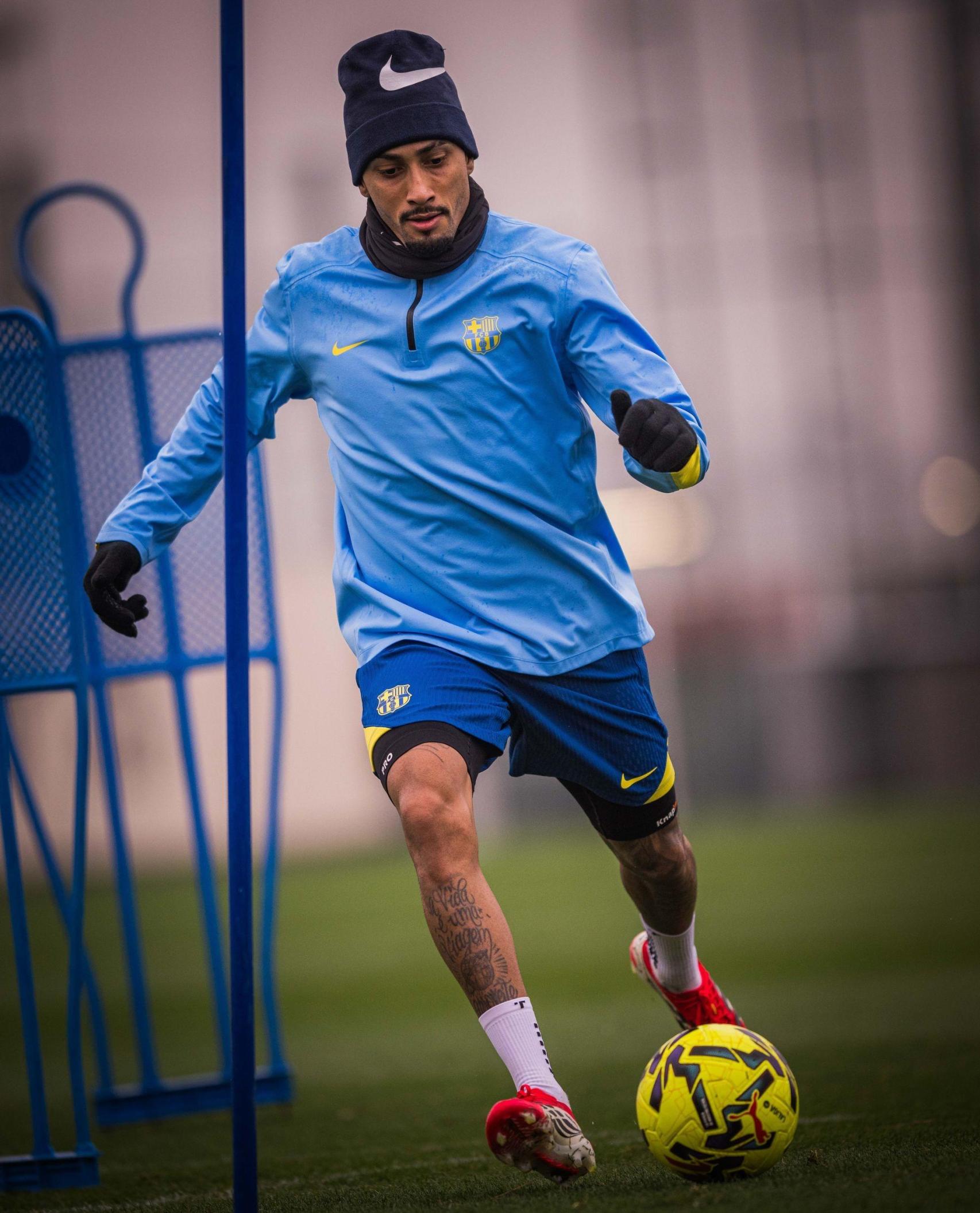 Raphinha torna als entrenaments amb el Barça després de la seva sobrecàrrega