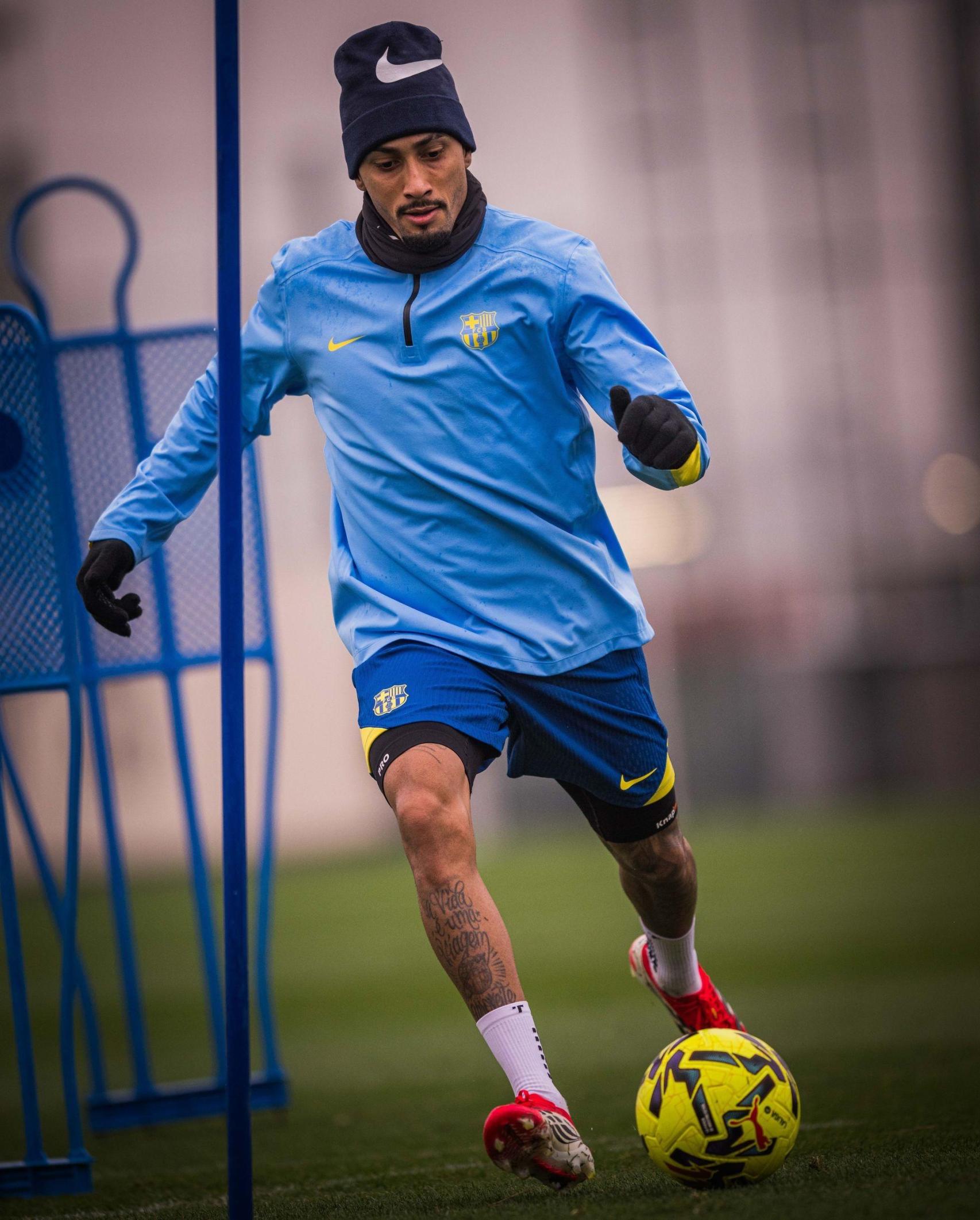 Raphinha torna als entrenaments amb el Barça després de la seva sobrecàrrega