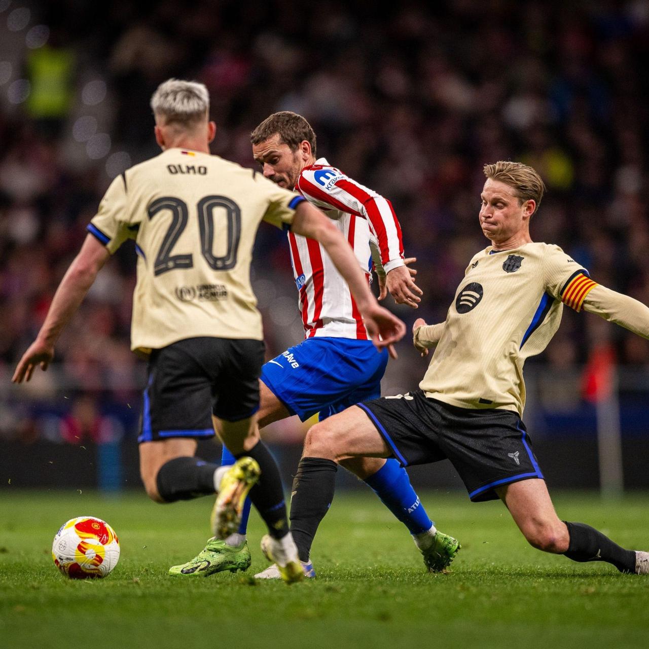 Frenkie de Jong realiza una entrada a Antoine Griezmann en el Atlético de Madrid-Barça