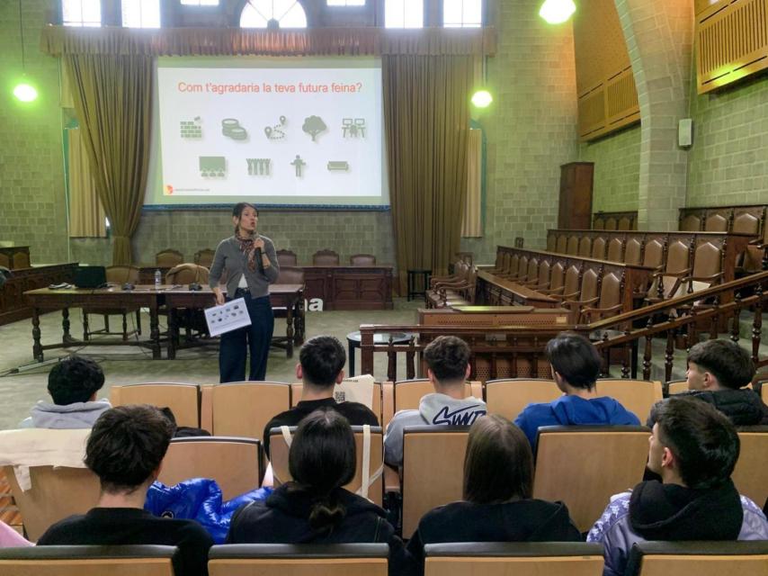Patricia Martínez, secretaria general de APCE y CEO de la constructora TARRACO, dando una charla para los alumnos de la Escuela del Trabajo organizada por la Confederació Catalana de la Construcció (CCC)