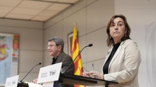 La consellera de Territorio y portavoz del Govern, Sílvia Paneque, y el secretario de Estado de Transportes y Movilidad Sostenible, José Antonio Santano, durante una rueda de prensa en Barcelona