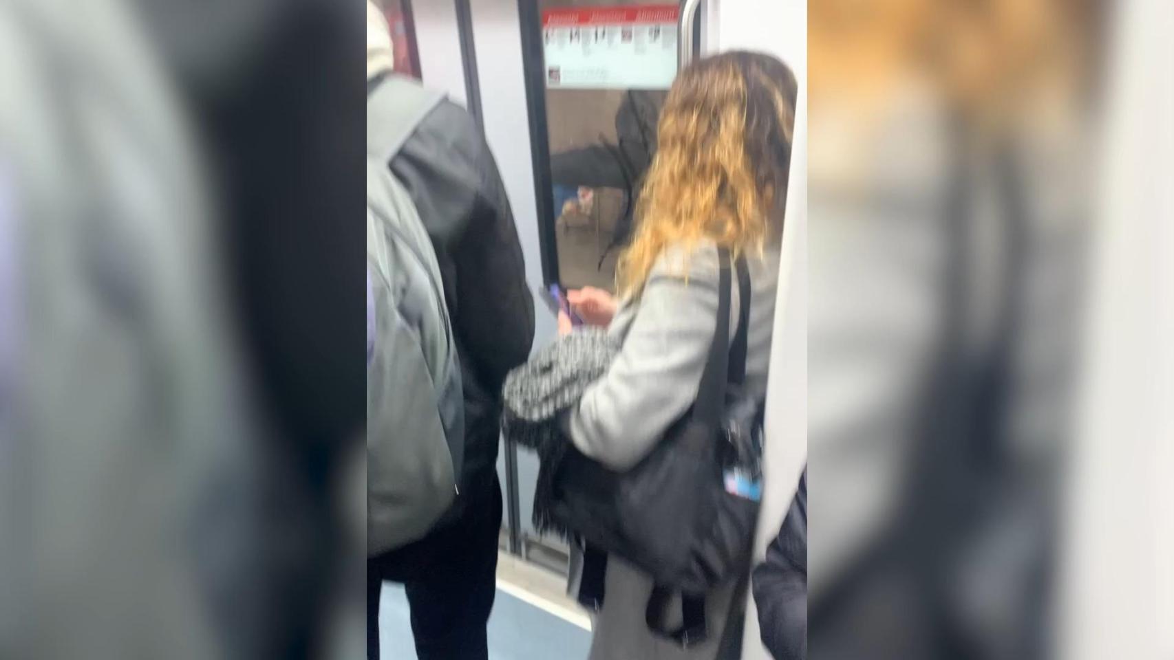 El peligroso momento en el que un tren del Metro de Barcelona ha atrapado el bastón de un anciano que trataba de evitar que se le cerraran las puertas