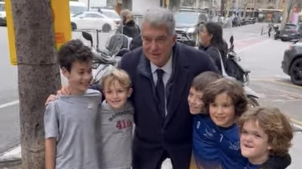 Joan Laporta se saca una fotografía con un equipo de fútbol de niños