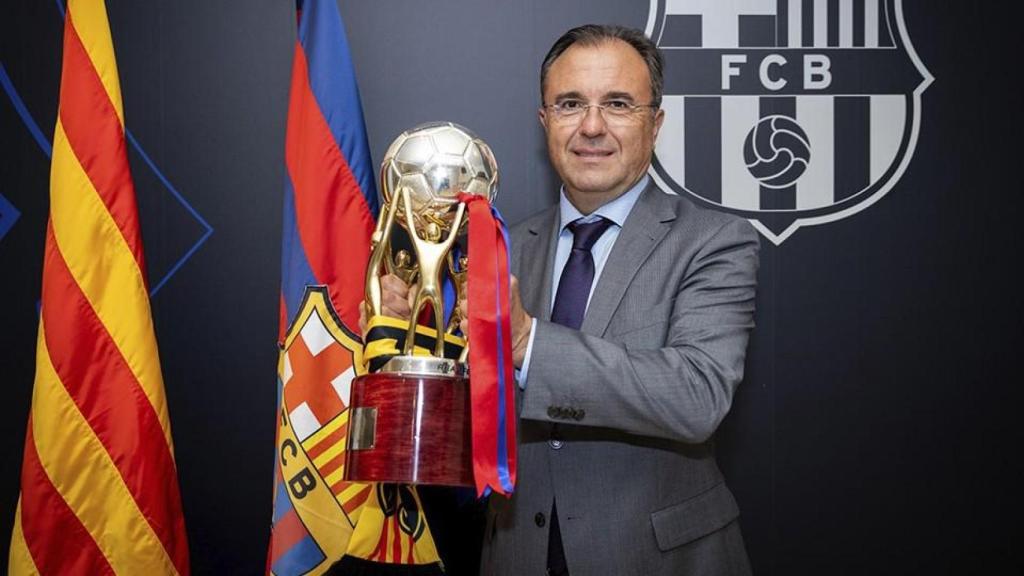 Aureli Mas i Raldiris levantando el título de la Liga Nacional de Fútbol Sala