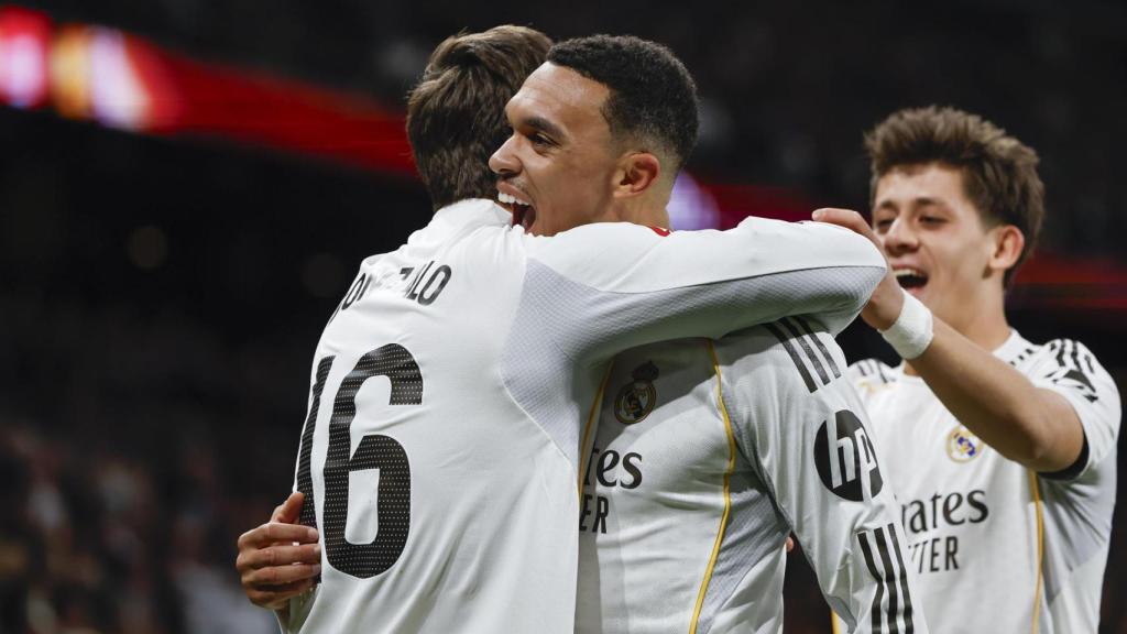 Trent Alexander Arnold celebra el gol de Gonzalo García en el Real Madrid-Real Sociedad de la Liga 2025-26