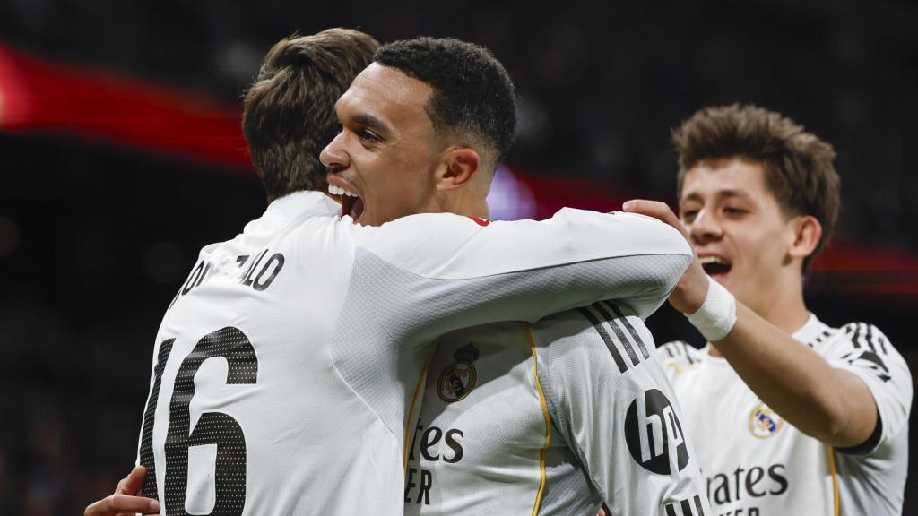 Trent Alexander Arnold celebra el gol de Gonzalo García en el Real Madrid-Real Sociedad de la Liga 2025-26