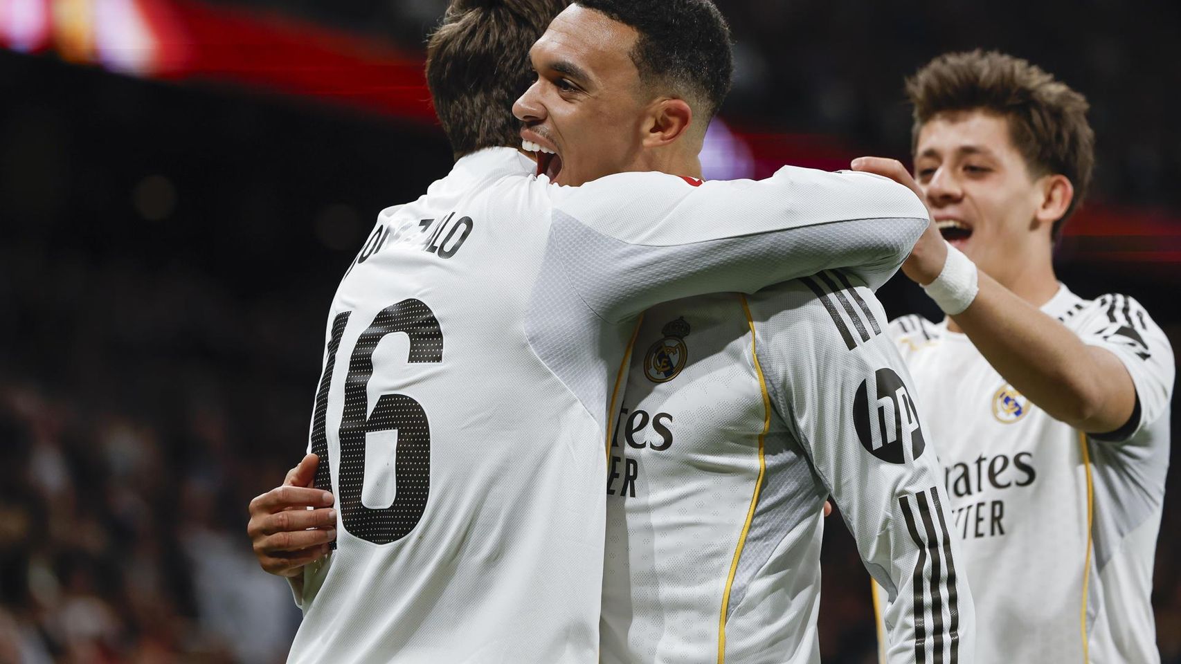 Trent Alexander Arnold celebra el gol de Gonzalo García en el Real Madrid-Real Sociedad de la Liga 2025-26