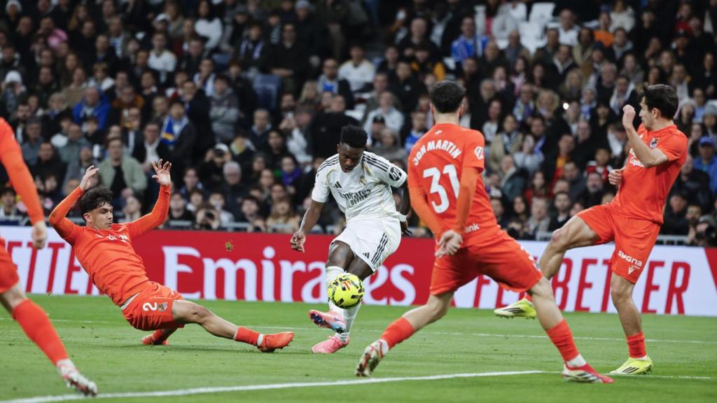 Vinicius Jr prova un llançament al Reial Madrid-Reial Societat de la Lliga