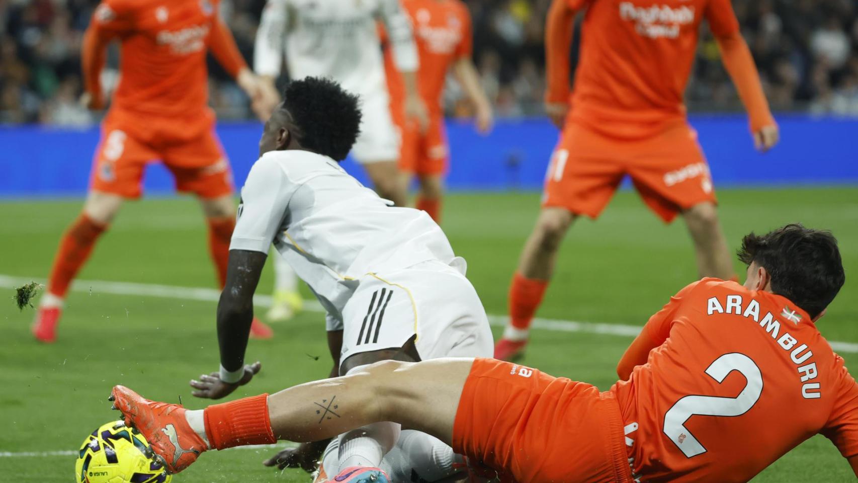 La acción de Aramburu y Vinicius Jr en el segundo penalti merengue del Real Madrid-Real Sociedad de la Liga