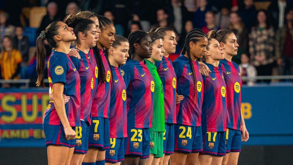 Las jugadoras del Barça Femenino guardan un minuto de silencio antes de su partido de la Liga F contra el Eibar