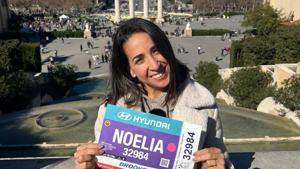 Noelia Hernández con su dorsal en Barcelona