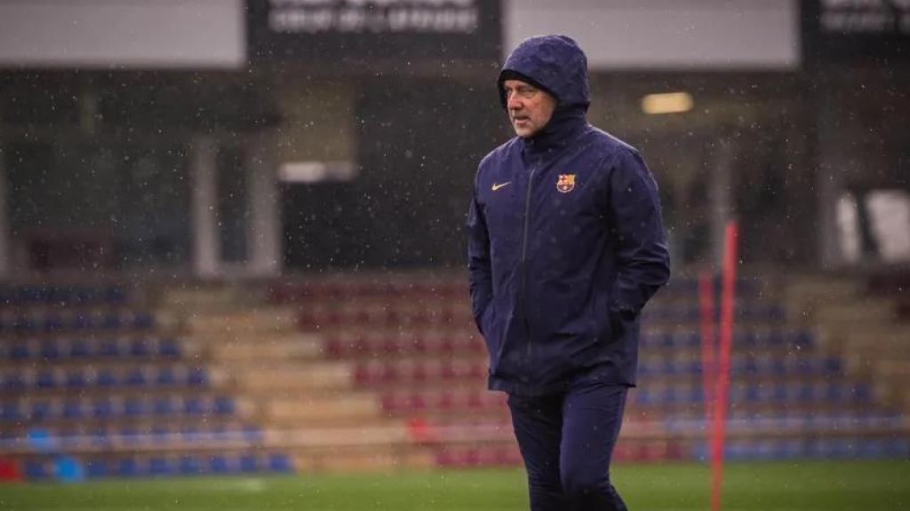 Hansi Flick, sota la pluja, durant un entrenament del Barça