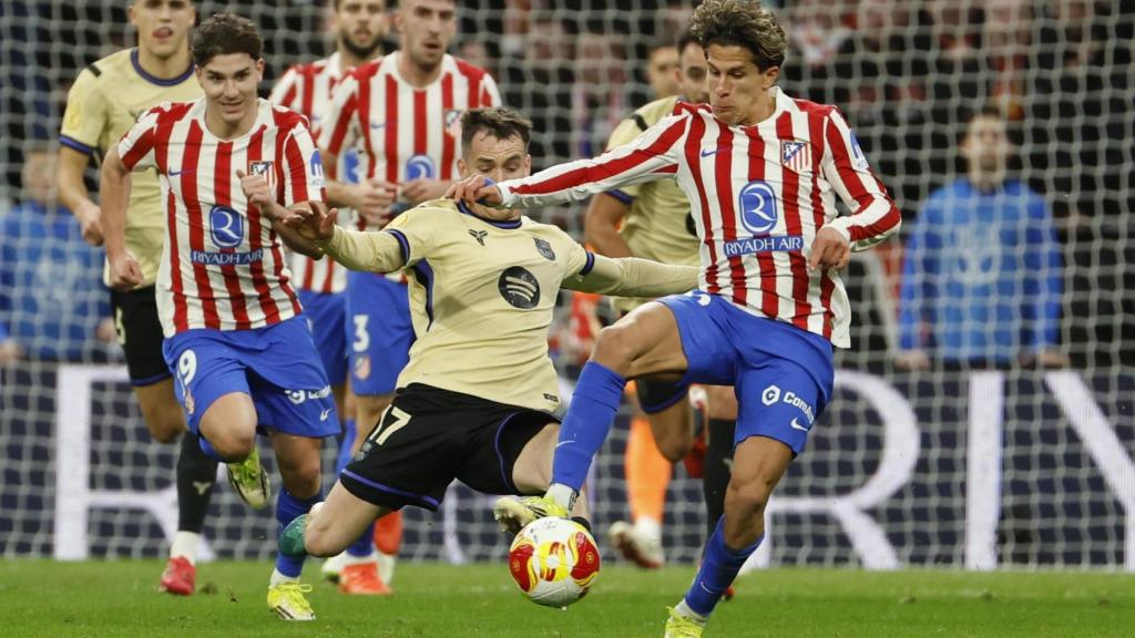 Marc Casadó hace una entrada sobre Giuliano Simeone durante el Atlético-Barça