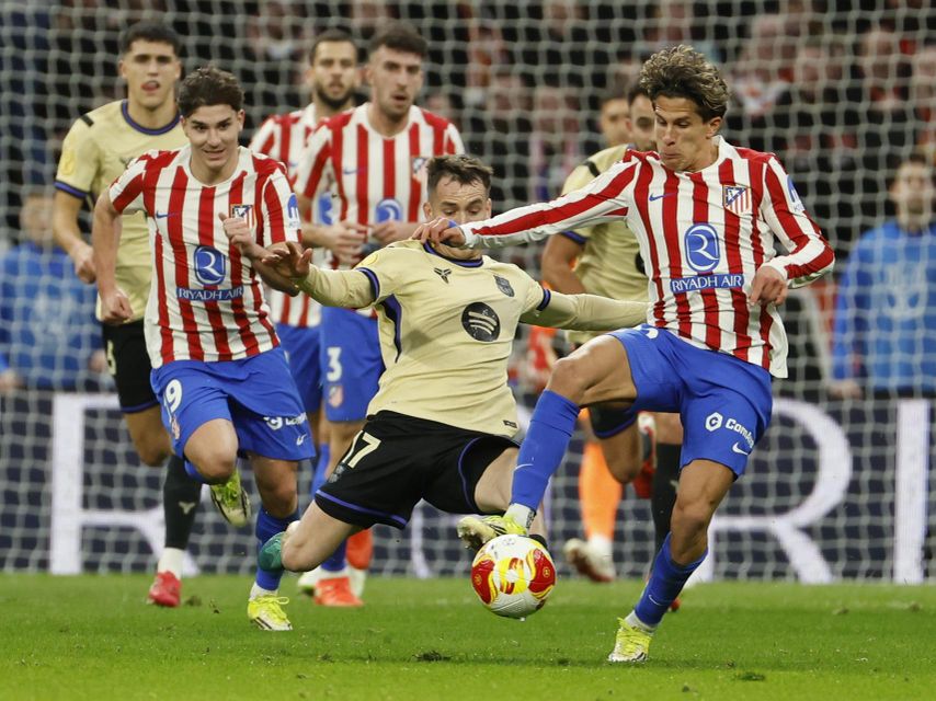 Marc Casadó fa una entrada sobre Giuliano Simeone durant l'Atlético-Barça