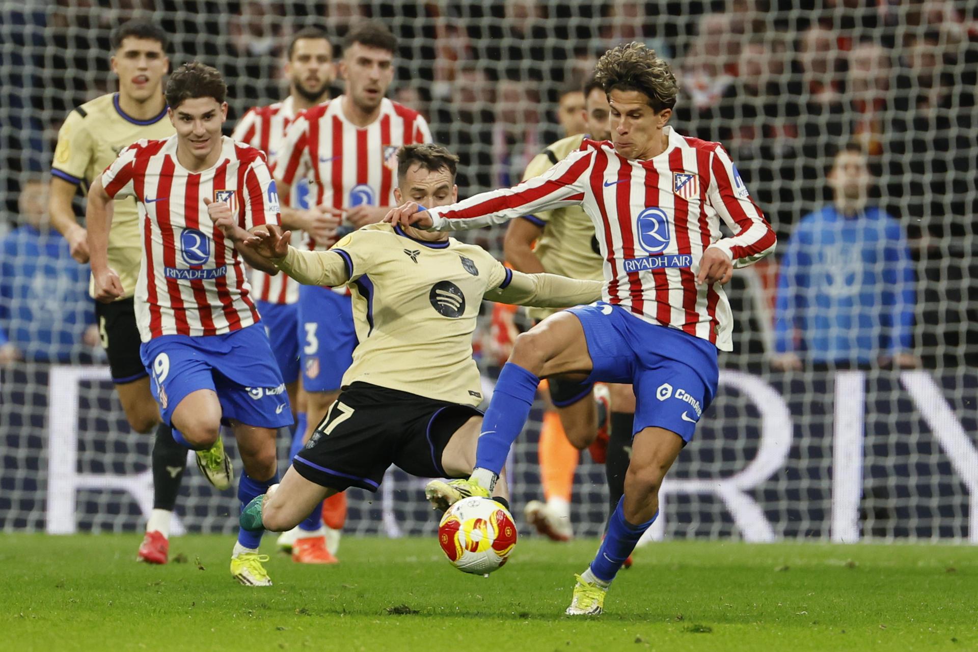 Marc Casadó hace una entrada sobre Giuliano Simeone durante el Atlético-Barça